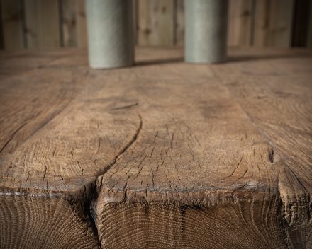 Oud eiken tafel rond minimaal 100 jaar oud met zwart stalen onderstel